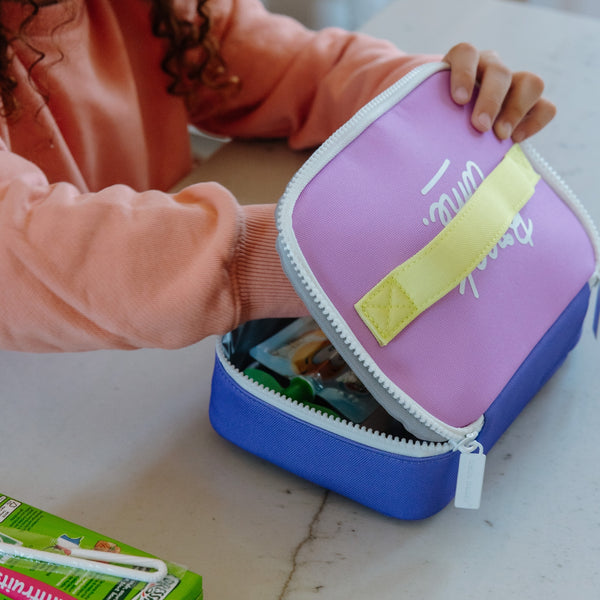 Lancheira Pequena Hello Hossy com interior isotérmico, tecido impermeável, pega de transporte, capacidade de 1,7 litros e fabrico em poliéster reciclado, ideal para creche e escola. Lavendy