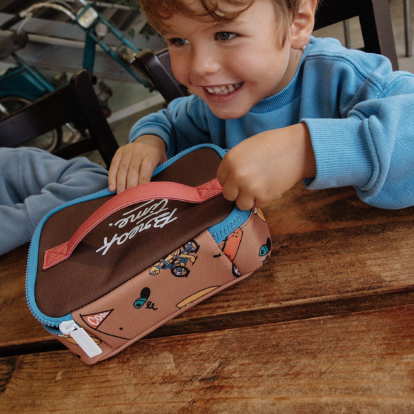 Lancheira Pequena Hello Hossy com interior isotérmico, tecido impermeável, pega de transporte, capacidade de 1,7 litros e fabrico em poliéster reciclado, ideal para creche e escola. Mascots Ride