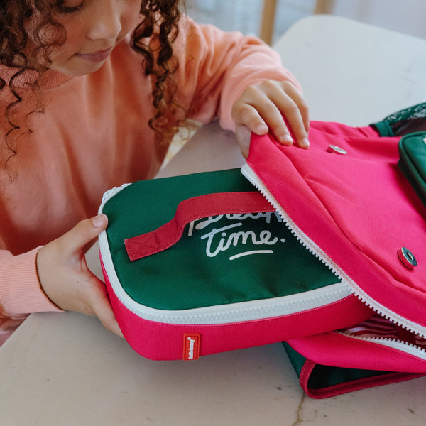 Lancheira Pequena Hello Hossy com interior isotérmico, tecido impermeável, pega de transporte, capacidade de 1,7 litros e fabrico em poliéster reciclado, ideal para creche e escola. Pasteque