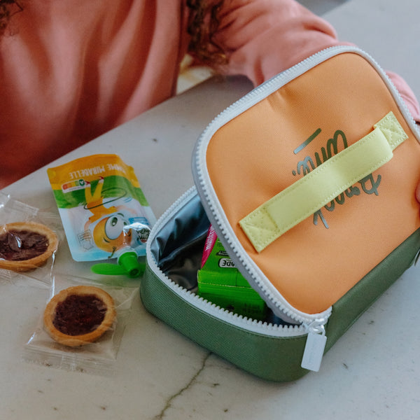 Lancheira Pequena Hello Hossy com interior isotérmico, tecido impermeável, pega de transporte, capacidade de 1,7 litros e fabrico em poliéster reciclado, ideal para creche e escola. Safari