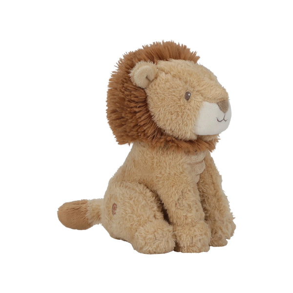 Peluche Leão Safari Friends de 17 cm em poliéster macio, com juba, detalhes bordados e elementos decorativos inspirados na natureza.