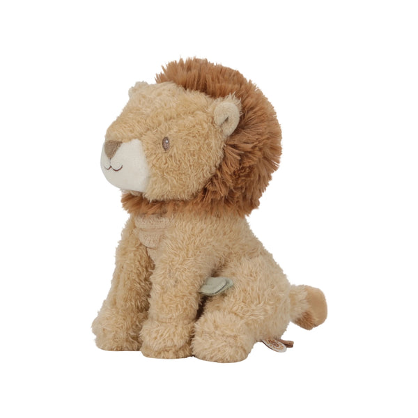 Peluche Leão Safari Friends de 17 cm em poliéster macio, com juba, detalhes bordados e elementos decorativos inspirados na natureza.
