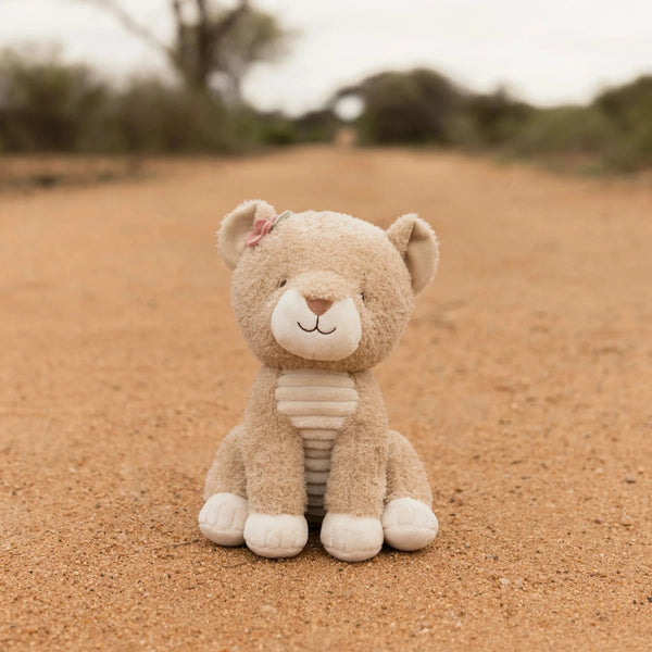 Peluche Leoa Safari Friends de 17 cm em poliéster macio, com detalhe floral junto à orelha, ideal para abraçar, brincar e acompanhar as aventuras das crianças.
