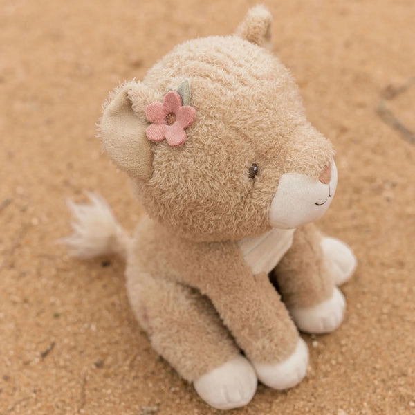 Peluche Leoa Safari Friends de 17 cm em poliéster macio, com detalhe floral junto à orelha, ideal para abraçar, brincar e acompanhar as aventuras das crianças.