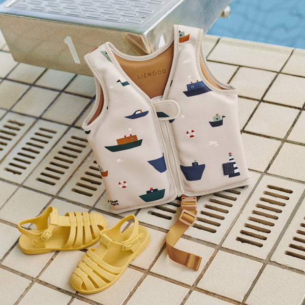Colete de natação para bebé para ou criança para o verão da liewood na cor Sailing sandy