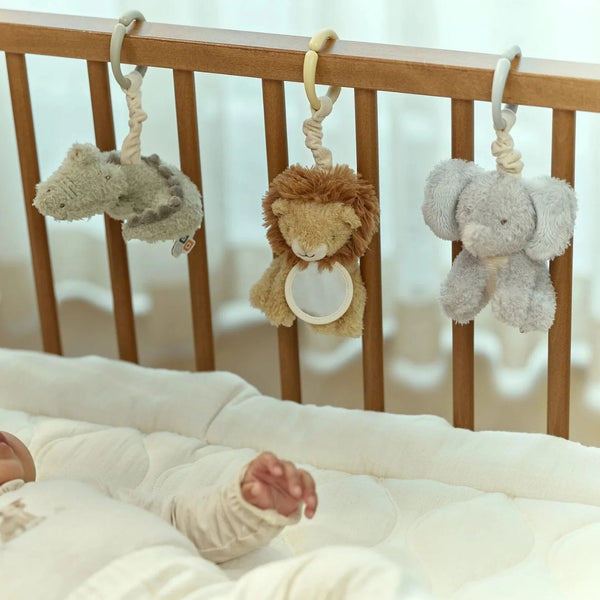 Espiral de Atividades Safari Friends para berço, carrinho e parque com brinquedos sensoriais em tecido macio, ideal para estimular os sentidos e a coordenação motora do bebé.