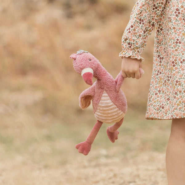 Peluche Flamingo 35 cm em tecido macio com diferentes texturas e flor interativa, ideal para estimular os sentidos e proporcionar conforto ao bebé.
