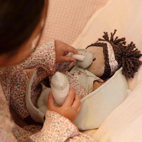 Boneca Bebé Evi com alcofa floral Little Dutch, incluindo manta, saco de dormir, body, fralda, chupeta e biberão magnéticos para brincadeiras de faz de conta.