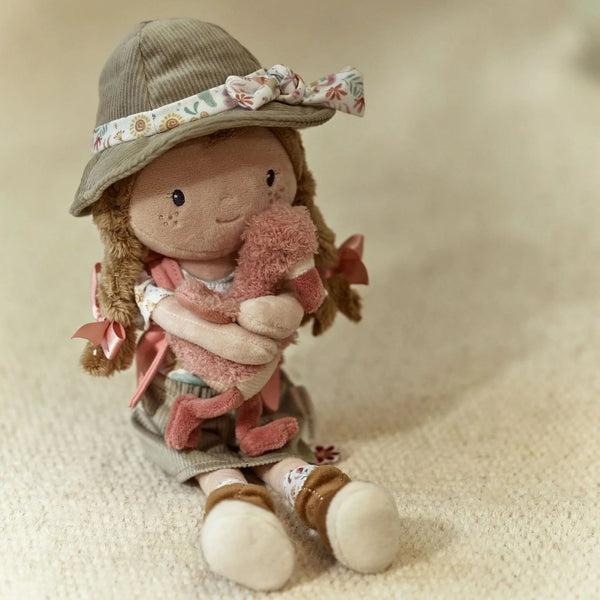Boneca Ranger Rosa 35 cm em tecido macio com flamingo e roupa Safari, ideal para estimular a imaginação, o jogo simbólico e o desenvolvimento emocional das crianças.
