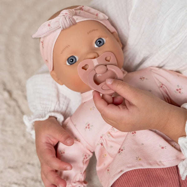 Boneca Lily 36 cm com corpo macio, roupa Rosy Meadows, chupeta e biberão, indicada como primeira boneca para crianças a partir dos 18 meses.