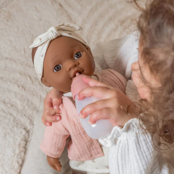 Boneca Noa 36 cm com corpo macio, conjunto de roupa, chupeta e biberão, indicada como primeira boneca para crianças a partir dos 18 meses.
