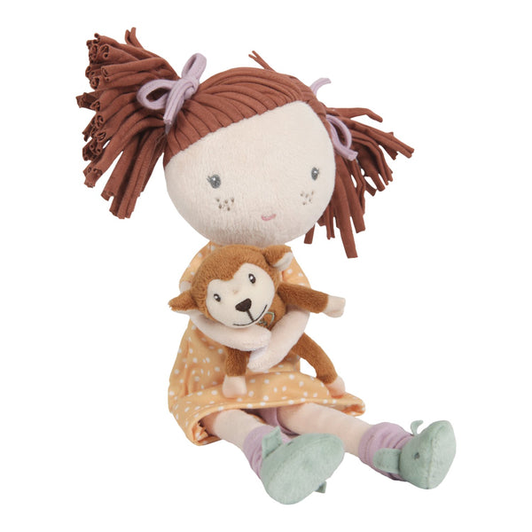 Boneca de Pano Sophia 35 cm Little Dutch com roupa amarela e macaquinho de peluche, ideal para abraçar, brincar e estimular a imaginação das crianças.