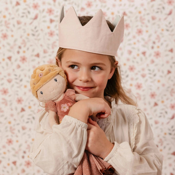 Boneca Princesa Julia 35 cm Little Dutch com trança loira, vestido rosa com flores bordadas e tecido macio, ideal para brincar, abraçar e decorar o quarto infantil.