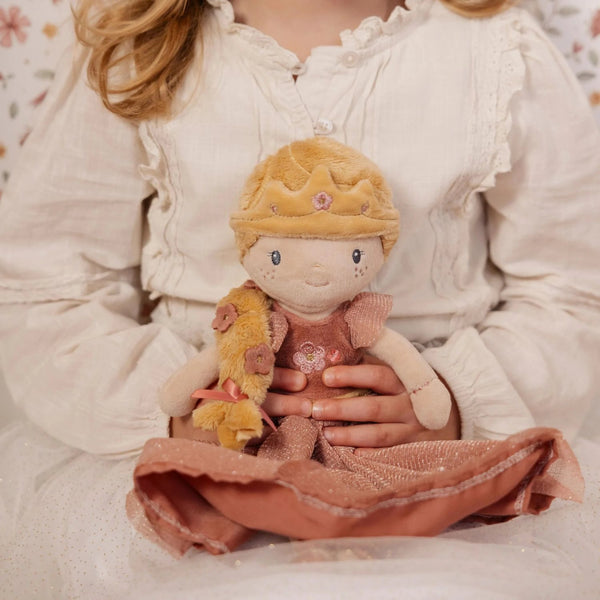 Boneca Princesa Julia 35 cm Little Dutch com trança loira, vestido rosa com flores bordadas e tecido macio, ideal para brincar, abraçar e decorar o quarto infantil.