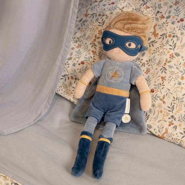Boneco Super-Herói Jim de 35 cm em poliéster macio, com máscara, capa e estrela dourada, recomendado a partir dos 12 meses.