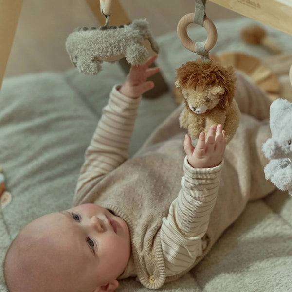 Ginásio de atividades para bebé com arco em madeira e brinquedos macios de animais do safari para estimular os sentidos e a coordenação mão e olho.