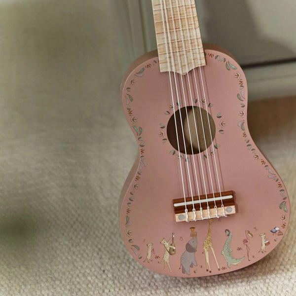 Guitarra infantil em madeira Safari Friends com seis cordas ajustáveis, ideal para estimular a criatividade, coordenação motora e iniciação musical das crianças.