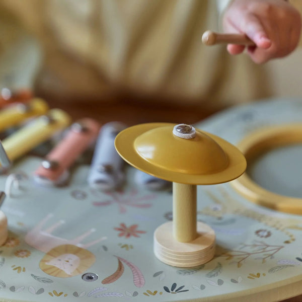 Mesa musical em madeira para bebé com xilofone, tambor, prato e instrumentos musicais, ideal para desenvolver o ritmo, criatividade e coordenação motora desde os 18 meses.