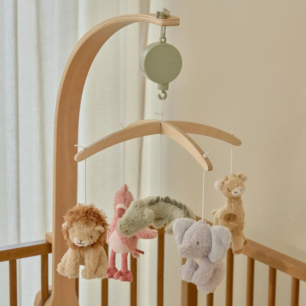 Mobile musical Safari Friends em madeira e tecido com animais suspensos e melodia suave, ideal para acalmar o bebé e decorar o quarto infantil.