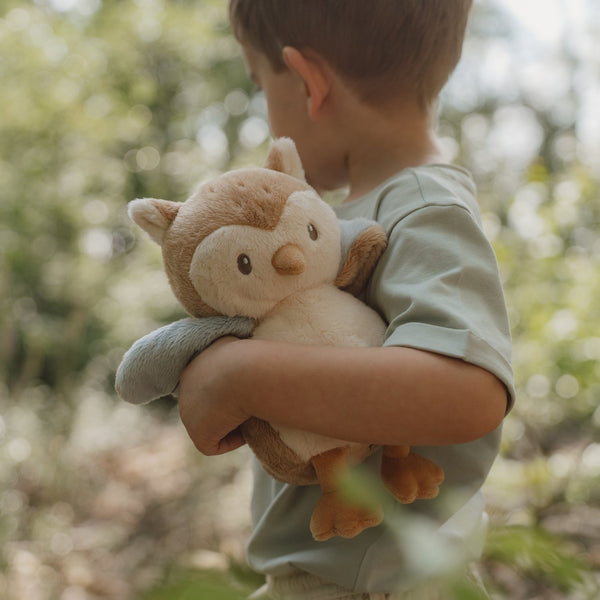 Peluche Coruja Forest Friends Little Dutch azul, macia e suave ao toque, ideal para bebés desde o nascimento e perfeita para abraços e momentos de aconchego.