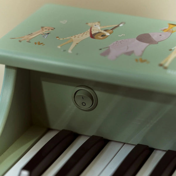 Piano de madeira Safari Friends com 11 teclas e melodias integradas, ideal para estimular a criatividade, o ritmo e a iniciação musical das crianças verde.