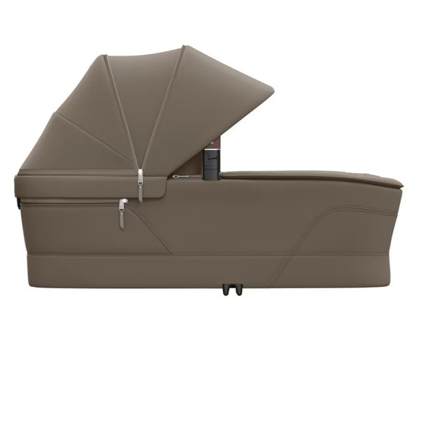 MAXI-COSI ALCOFA FAME CABIN com colchão reversível em espuma viscoelástica, reclinação antirrefluxo, painéis de ventilação, altura ajustável, tecidos Eco Care e capota extensível para bebés desde o nascimento até aos 9 kg.