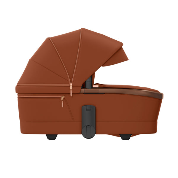 MAXI-COSI Alcofa Fame com tecnologia SoothingSlope, altura ajustável em três níveis, colchão de dupla face, capota extensível, ventilação integrada e acabamentos premium em EcoPele para bebés até aos 9 kg. Copper Terra