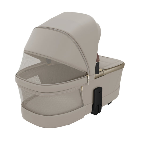 MAXI-COSI Alcofa Fame com tecnologia SoothingSlope, altura ajustável em três níveis, colchão de dupla face, capota extensível, ventilação integrada e acabamentos premium em EcoPele para bebés até aos 9 kg. Sapphire Sand