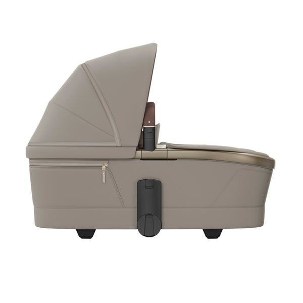 MAXI-COSI Alcofa Fame com tecnologia SoothingSlope, altura ajustável em três níveis, colchão de dupla face, capota extensível, ventilação integrada e acabamentos premium em EcoPele para bebés até aos 9 kg. Sapphire Sand