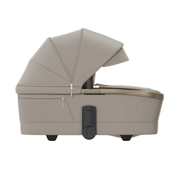 MAXI-COSI Alcofa Fame com tecnologia SoothingSlope, altura ajustável em três níveis, colchão de dupla face, capota extensível, ventilação integrada e acabamentos premium em EcoPele para bebés até aos 9 kg. Sapphire Sand