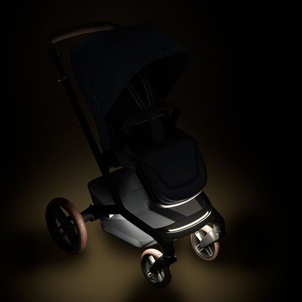 Carrinho Maxi-Cosi Fame com assento reclinável, sistema LumiRide LED, suspensão CosiCruise, apoio de braços e compatibilidade com cadeiras auto SlideTech® moon graphite