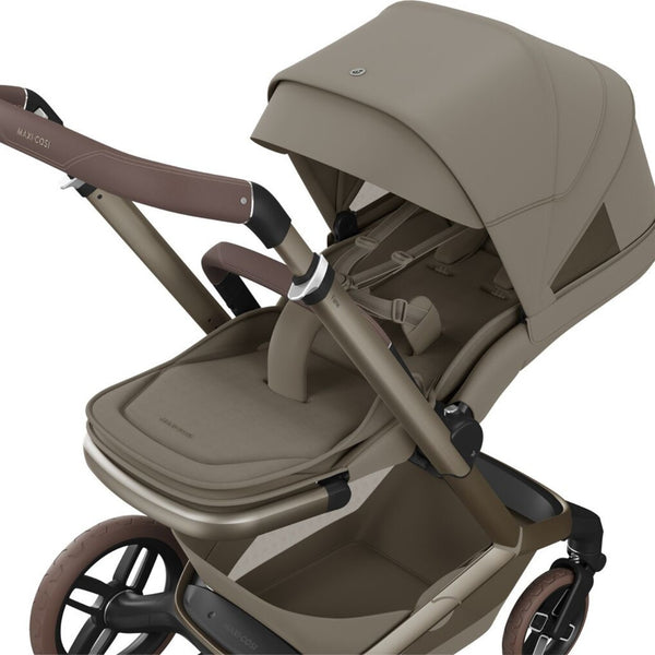 Carrinho Maxi-Cosi Fame com assento reclinável, sistema LumiRide LED, suspensão CosiCruise, apoio de braços e compatibilidade com cadeiras auto SlideTech® oak truffle