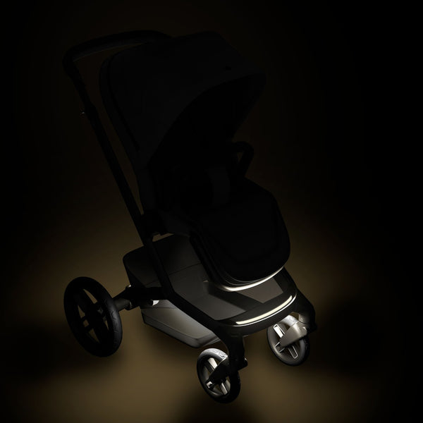 Carrinho Maxi-Cosi Fame com assento reclinável, sistema LumiRide LED, suspensão CosiCruise, apoio de braços e compatibilidade com cadeiras auto SlideTech® onyx black
