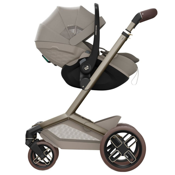 Carrinho Maxi-Cosi Fame com assento reclinável, sistema LumiRide LED, suspensão CosiCruise, apoio de braços e compatibilidade com cadeiras auto SlideTech® saphire sand