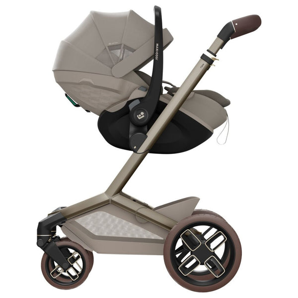 Maxi-Cosi Fame Trio Premium com carrinho Fame, Alcofa Fame, Pebble Slide Pro², Base FamilyFix Slide Pro e adaptadores, sistema de viagem completo com tecnologia SlideTech®, reclinação totalmente deitada, ISOFIX e conforto premium desde o nascimento saphire sand
