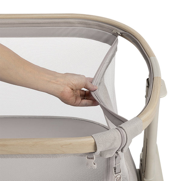Berço co-sleeper Maxi-Cosi Iora Air com colchão confortável e malha respirável na cor classic beige