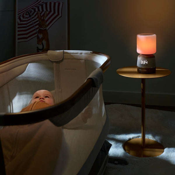 Maxi-Cosi Soothe Pro projetor de céu estrelado para bebé com luz noturna ajustável, despertador digital, Bluetooth e controlo através da aplicação Connected Home.