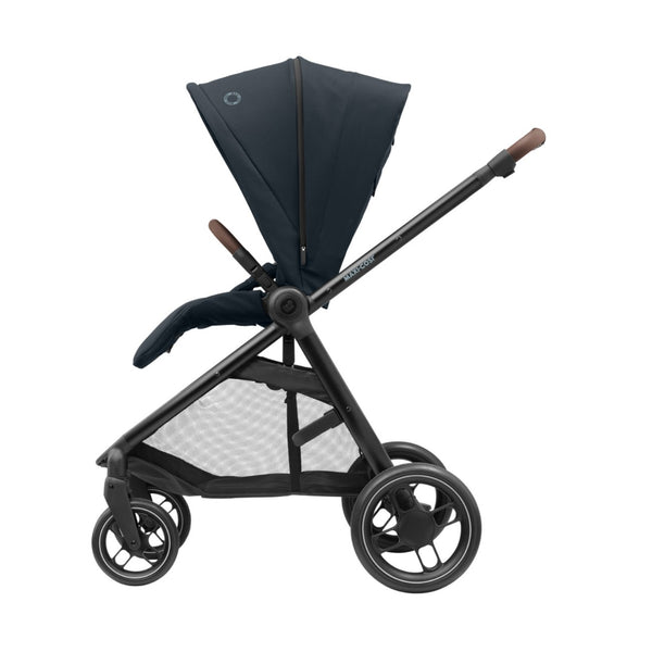 MAXI-COSI STREET+, carrinho de bebé compacto com alcofa incluída, fecho automático com uma mão, posição totalmente deitada e compatível com cadeiras auto Maxi-Cosi até aos 22 kg. Essential Graphite
