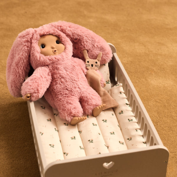Boneca Miko Rosey de 30 cm com corpo macio em poliéster reciclado GRS e rosto, mãos e pés em silicone, ideal para abraçar e brincar.
