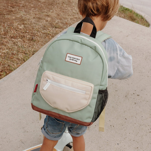 Mochila Pequena Redonda Hello Hossy em poliéster reciclado, impermeável, com formato A4, costas e alças acolchoadas, bolso para garrafa de água e capacidade de 7,3 L para crianças dos 2 aos 5 anos.
Mini Pistache