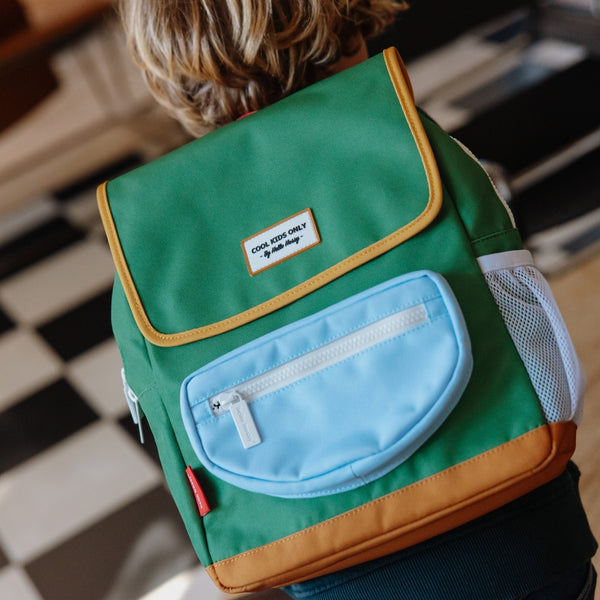 Mochila Grande Quadrada Hello Hossy em poliéster reciclado, impermeável, com interior acolchoado, formato para dossiers A4, bolso para garrafa de água e capacidade de 15 L para crianças a partir dos 6 anos cor mini green lake