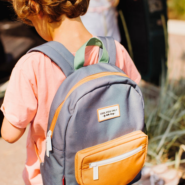 Mochila Grande Redonda Hello Hossy em poliéster reciclado, impermeável, com capacidade de 15 litros, compatível com dossiers A4, alças acolchoadas e bolso para garrafa de água para crianças a partir dos 6 anos mini marine