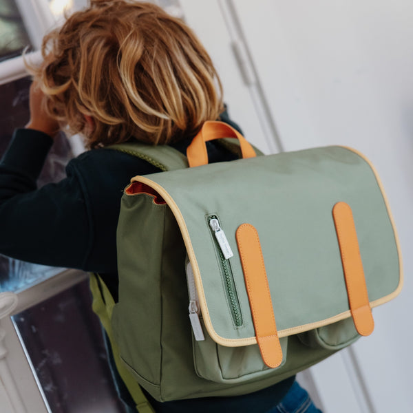 Mochila Horizontal Grande Hello Hossy em poliéster reciclado, impermeável, com formato dossier A4, costas acolchoadas e respiráveis, fecho magnético reforçado e bolsos organizadores para crianças a partir dos 6 anos. Mini Safari