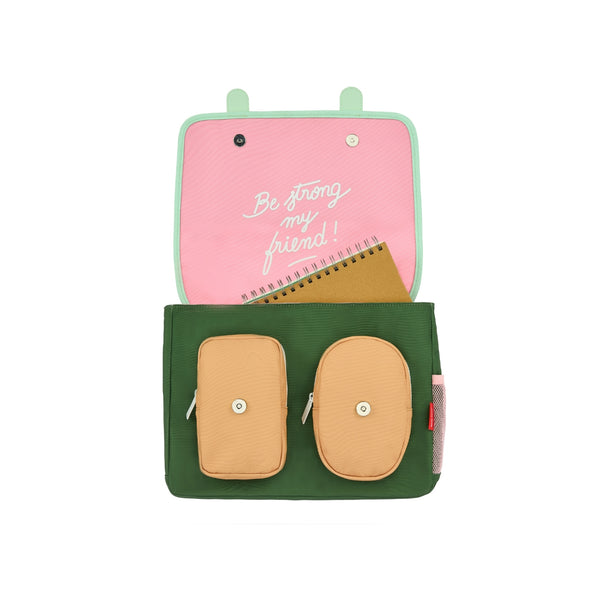 Mochila Horizontal Pequena Hello Hossy em poliéster reciclado, impermeável, com formato A4, fecho magnético, bolsos organizadores e alças acolchoadas ajustáveis para crianças dos 2 aos 5 anos. Mini Bubblegum