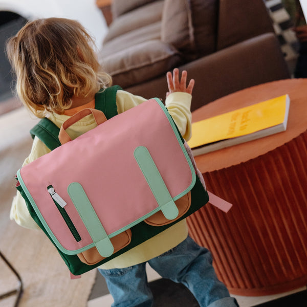 Mochila Horizontal Pequena Hello Hossy em poliéster reciclado, impermeável, com formato A4, fecho magnético, bolsos organizadores e alças acolchoadas ajustáveis para crianças dos 2 aos 5 anos. Mini Bubblegum
