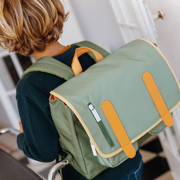 Mochila Horizontal Pequena Hello Hossy em poliéster reciclado, impermeável, com formato A4, fecho magnético, bolsos organizadores e alças acolchoadas ajustáveis para crianças dos 2 aos 5 anos. Mini Safari