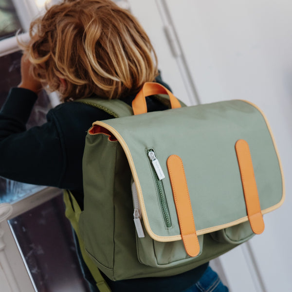 Mochila Horizontal Pequena Hello Hossy em poliéster reciclado, impermeável, com formato A4, fecho magnético, bolsos organizadores e alças acolchoadas ajustáveis para crianças dos 2 aos 5 anos. Mini Safari