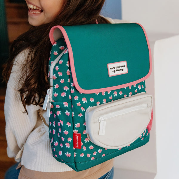 Mochila Pequena Quadrada Hello Hossy em poliéster reciclado, impermeável, com compartimento para cadernos A4, bolso para garrafa de água, alças acolchoadas e capacidade de 7,3 L para crianças dos 2 aos 5 anos. Garden Joy