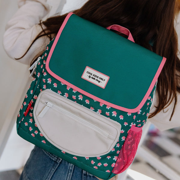 Mochila Pequena Quadrada Hello Hossy em poliéster reciclado, impermeável, com compartimento para cadernos A4, bolso para garrafa de água, alças acolchoadas e capacidade de 7,3 L para crianças dos 2 aos 5 anos. Garden Joy