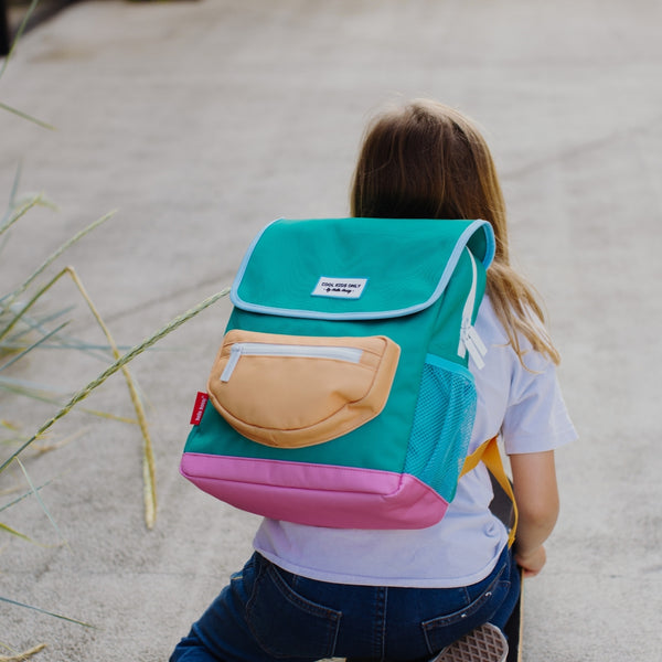 Mochila Pequena Quadrada Hello Hossy em poliéster reciclado, impermeável, com compartimento para cadernos A4, bolso para garrafa de água, alças acolchoadas e capacidade de 7,3 L para crianças dos 2 aos 5 anos. Mini Ali